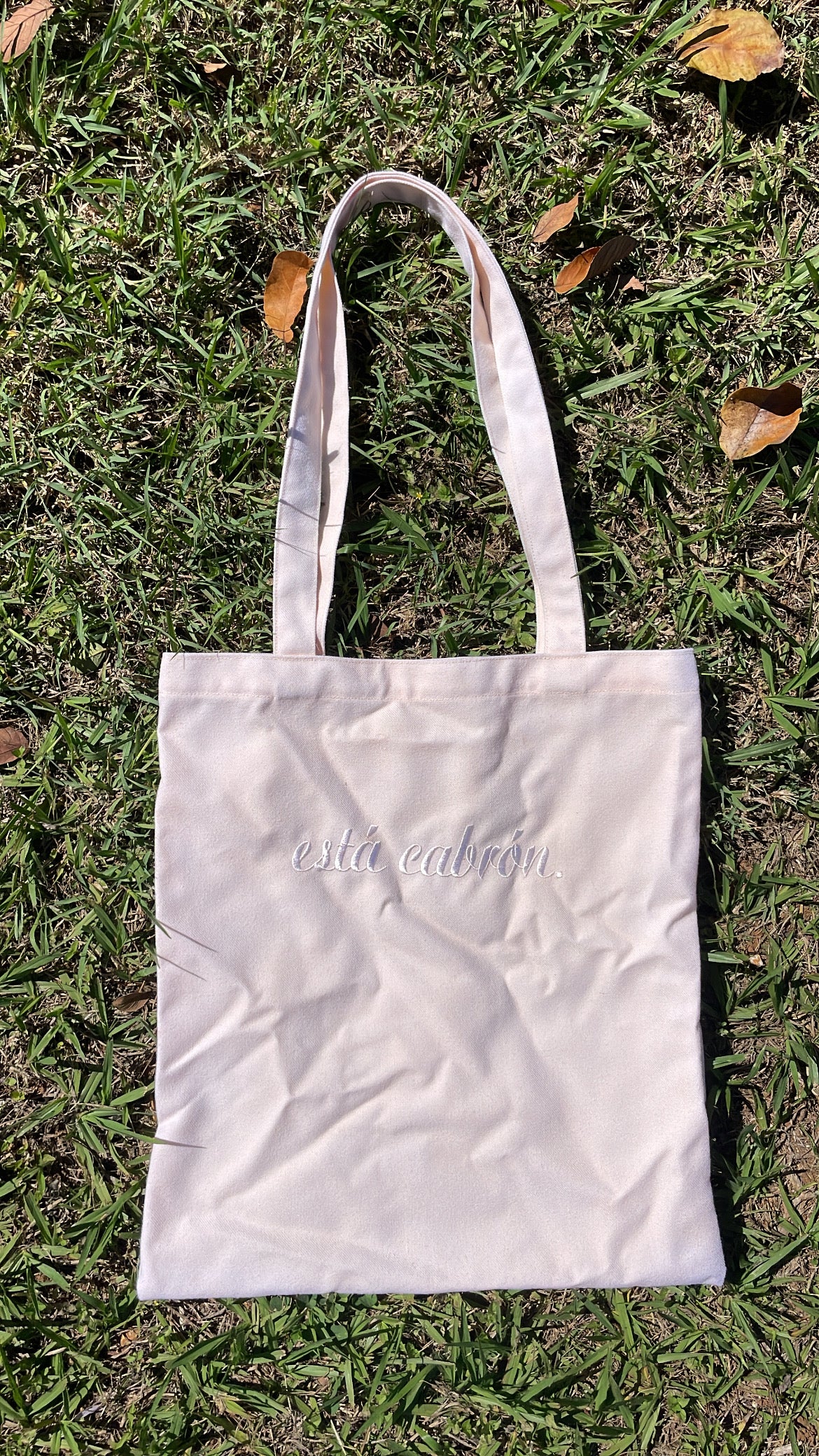está cabrón tote bag